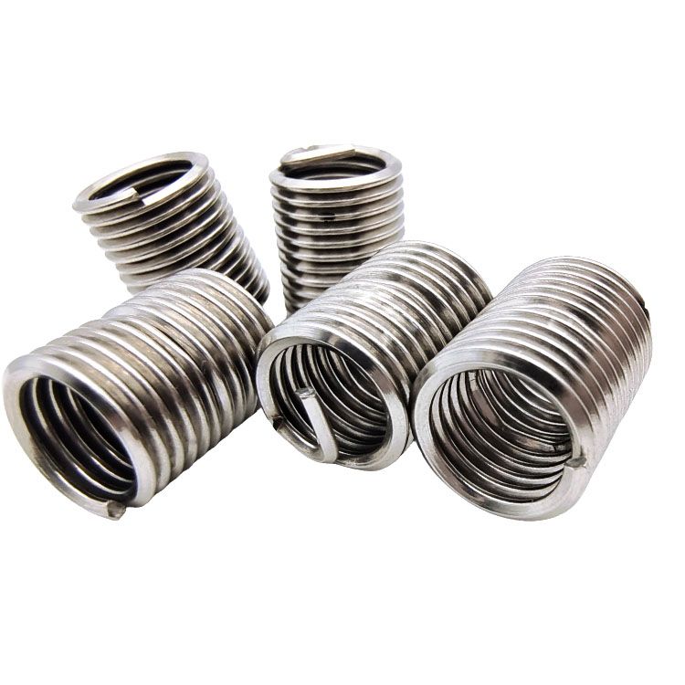 問題四：螺栓擰入裝好螺套的孔的過程中，螺套隨螺栓一起旋轉？